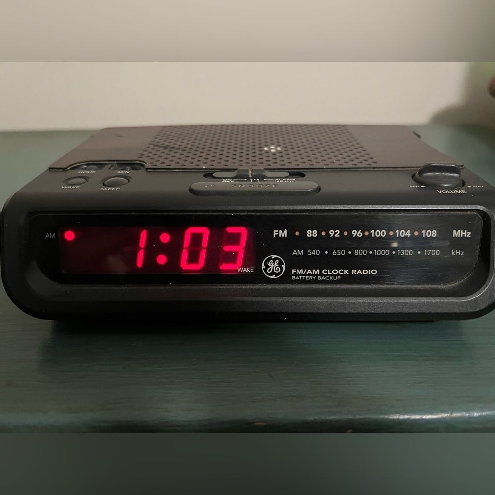 Vintage GE 7-4613A AM/FM Clock Radio‎ with Woodgrain Design - Tested and Working
